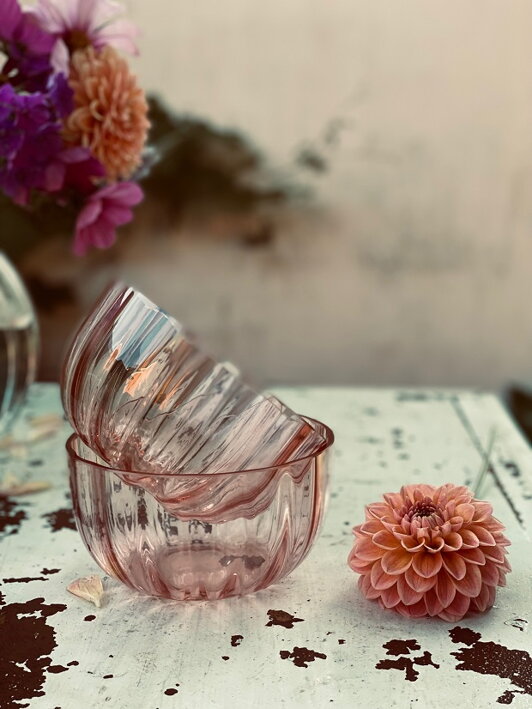 Malá krištáľová miska z ružového skla v jemnom retro dizajne