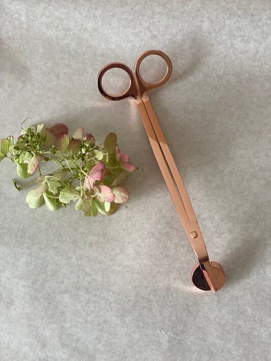 Lesklé ružovozlaté nožnice na knôt s kvetinovou dekoráciou