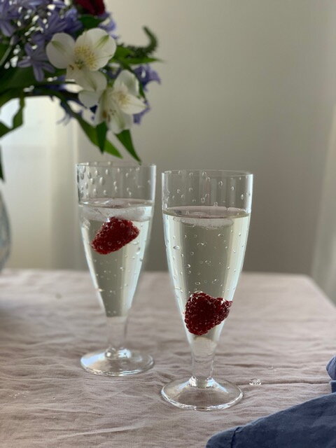 Ručne fúkané krištáľové poháre s bublinkovým dizajnom naplnené šampanským s malinou