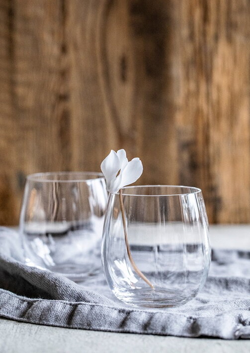 Romantické krištáľové poháre na vodu alebo tvrdý alkohol s jemnými vlnkami