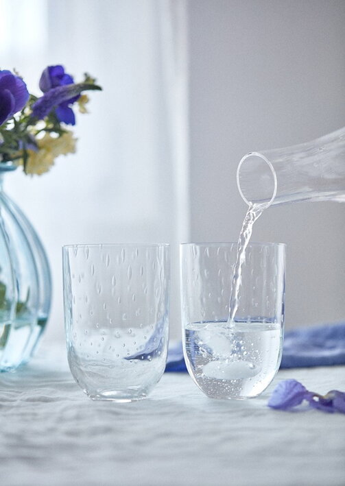 Vysoké krištáľové poháre na vodu alebo long drink s dizajnom dažďových kvapiek