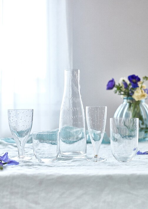 Kolekcia krištáľových pohárov a karafy na vodu a alkohol s dizajnom dažďových kvapiek