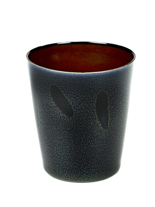 Veľký kameninový pohár s tmavomodrou glazúrou a červeným vnútrom