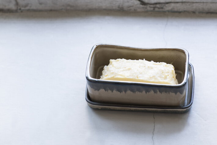 Ručne tvarovaná dóza na maslo z keramiky s pieskovou glazúrou