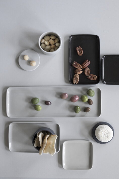 Malá štvorcová tácka z béžového porcelánu na servírovanie pokrmov a občerstvenia