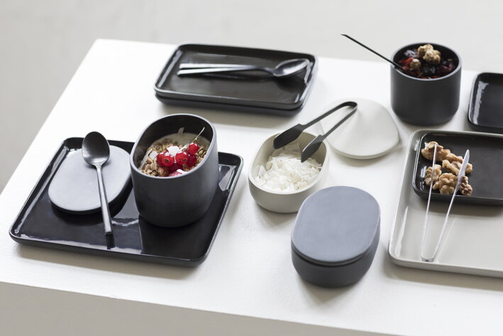Stredná obdĺžniková tácka z tmavosivého porcelánu ako dizajnový tanier na stole s raňajkami