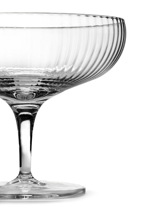 Vrúbkovaný široký pohár je ručne fúkaný z tvrdeného skla