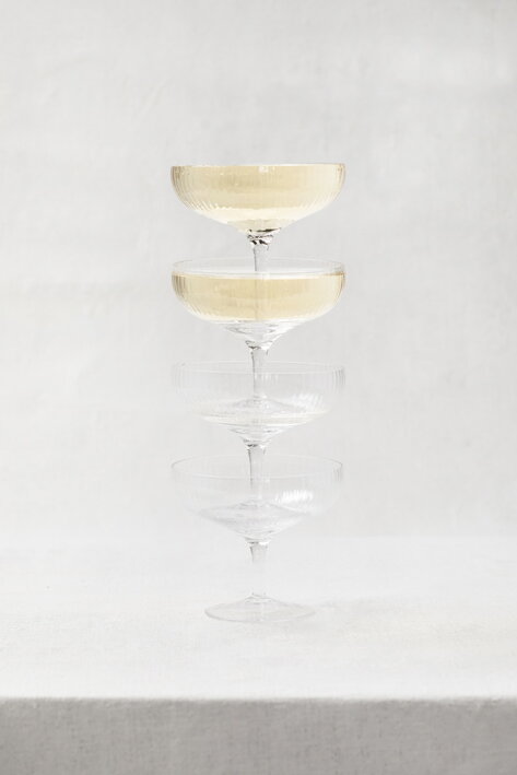 Štyri široké poháre na šampanské postavené na sebe do veže