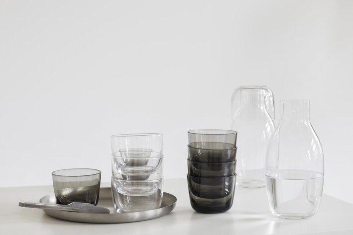 Stohovateľné nízke poháre na vodu a dizajnová číra karafa
