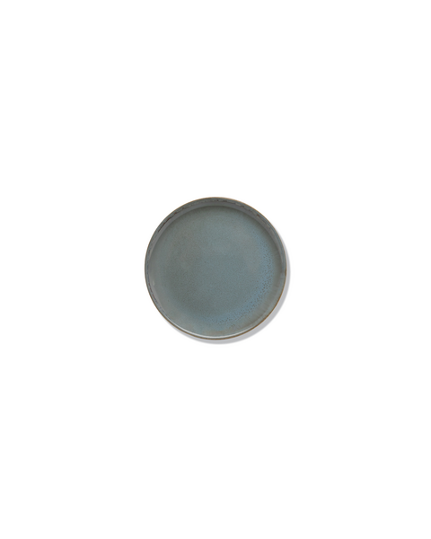 Záber zhora na malý plytký tanier z kameniny v sivomodrej farbe so žiarivou glazúrou vhodný ako dezertný tanierik