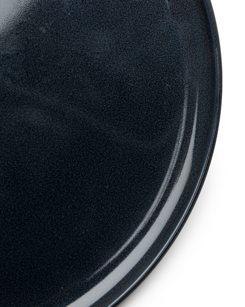 Detail na tmavomodrú glazúru stredného plytkého taniera