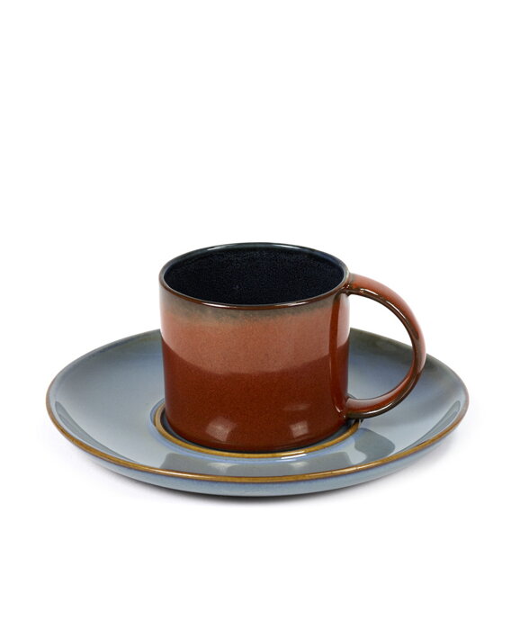 Červenohnedá keramická šálka na espresso na sivomodrej podšálke