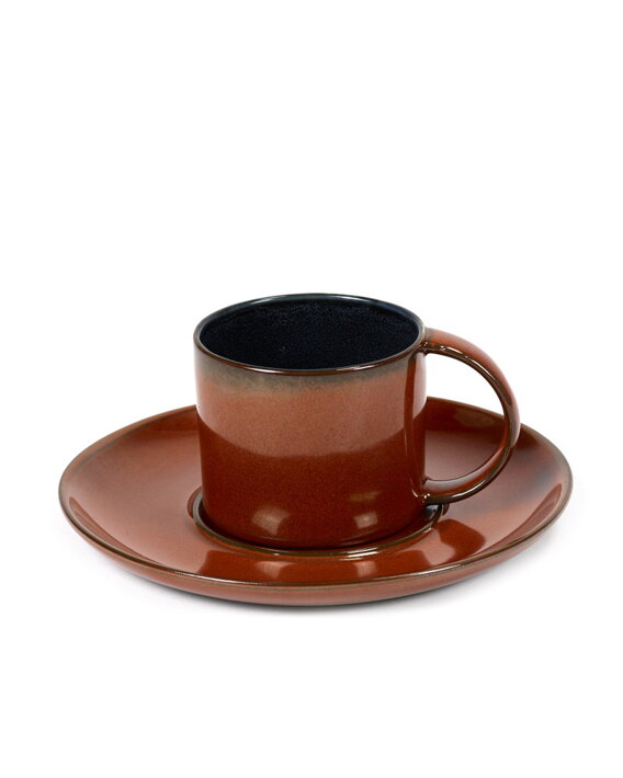 Červenohnedá keramická podšálka s nízkou červenohnedou šálkou na espresso