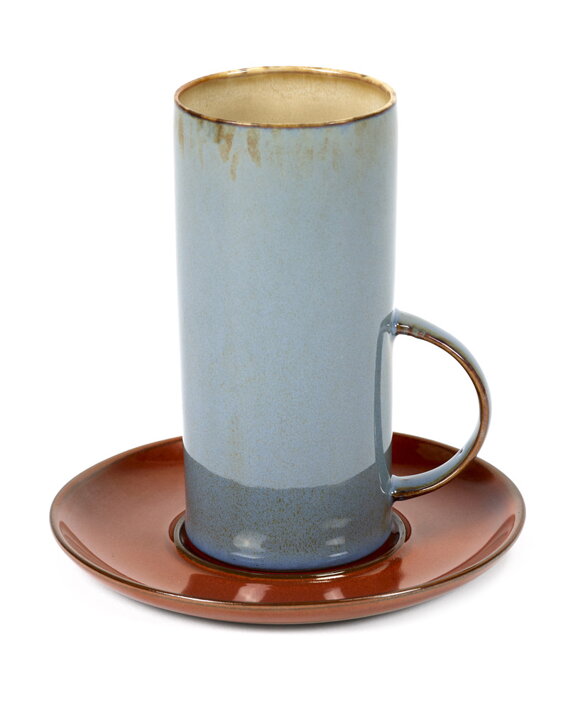 Vysoká sivomodrá šálka na čaj s červenohnedou podšálkou z keramiky