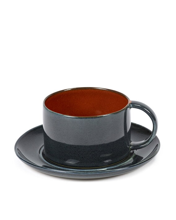 Tmavomodrá keramická šálka na kávu na tmavomodrej podšálke