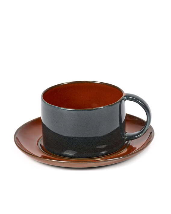 Tmavomodrá keramická šálka na kávu na červenohnedej podšálke