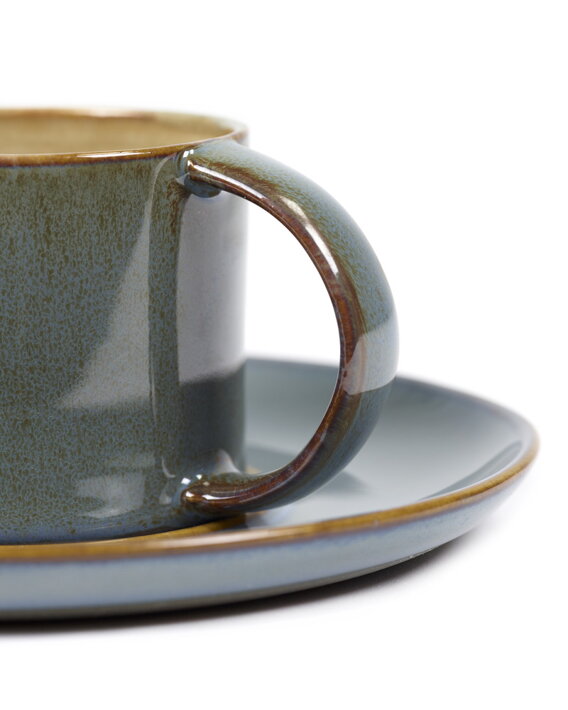 Detail kávovej šálky z keramiky so sivomodrou glazúrou