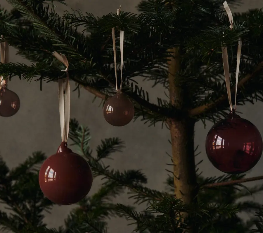 Sklenené ozdoby na vianočný stromček z ručne fúkaného skla