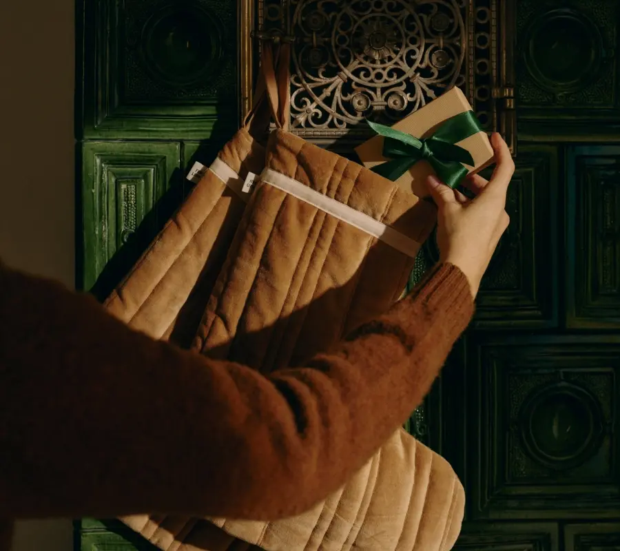 Sklenené ozdoby na vianočný stromček z ručne fúkaného skla