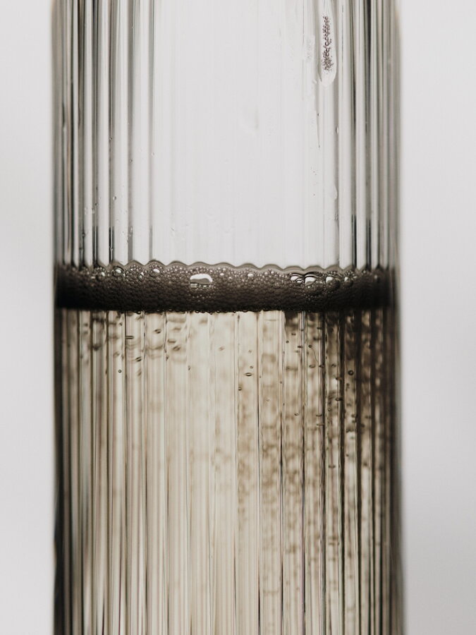 Detailný záber na číry pohár Ripple Flutes.