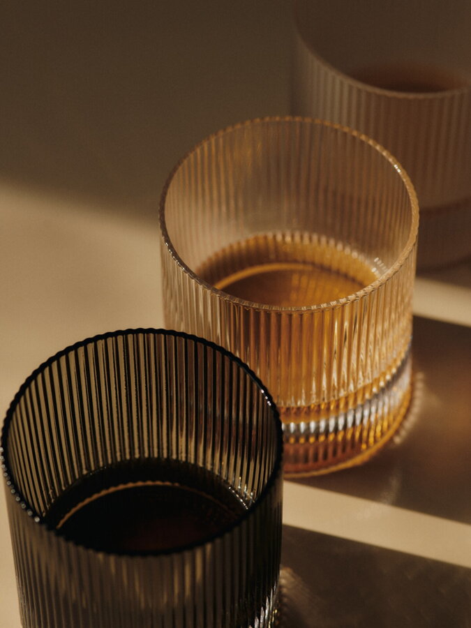 Záber na tri poháre Ripple Tumbler v rôznych farbách.