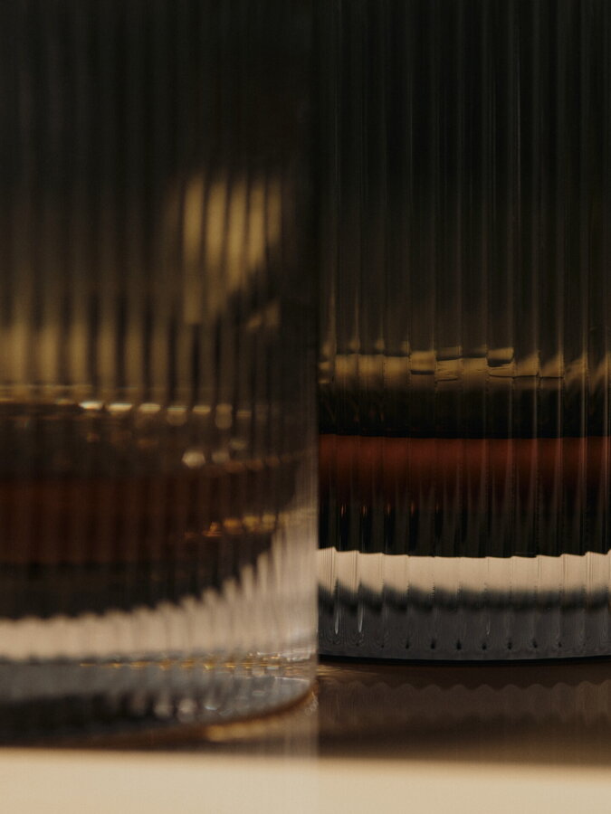 Záber na detail pohárov Ripple Tumbler v dymovej farbe.