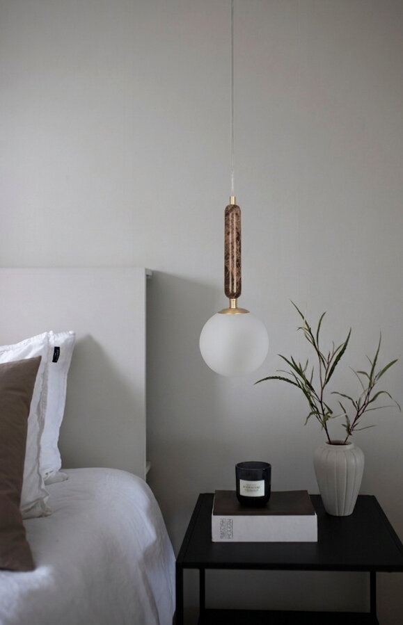 Luxusná závesná lampa Torrano s masívnou hnedou mramorovou základňou a s jemným tienidlom z bieleho opálového skla.