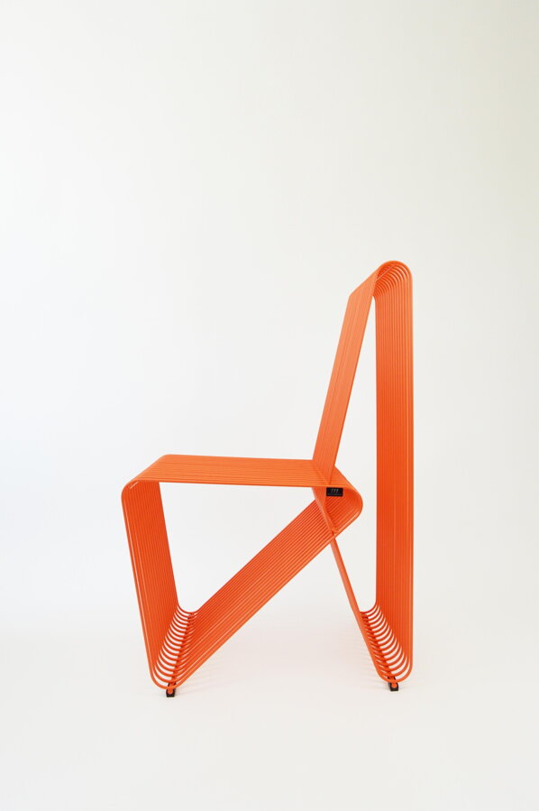 Oranžová záhradná stolička XY z pozinkovanej ocele s povrchovou úpravou.