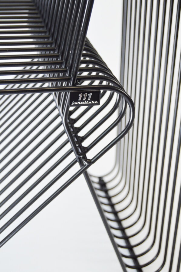 Detail na čiernu kovovú konštrukciu záhradnej stoličky XY.
