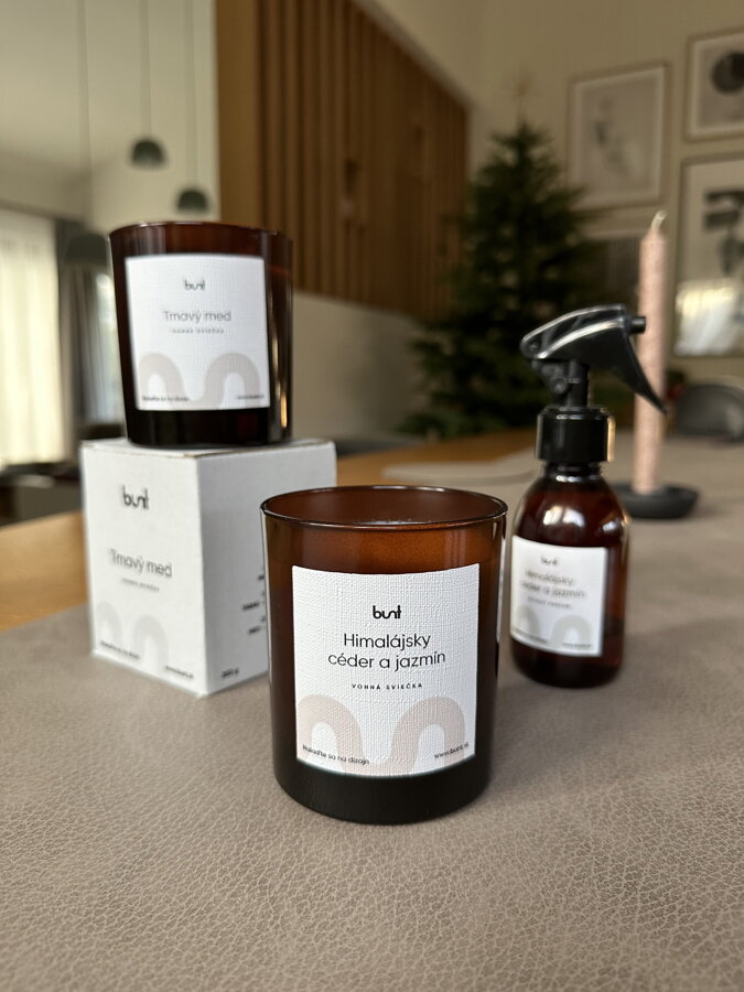 Luxusné vonné sviečky a bytový parfum na stole v jedálni