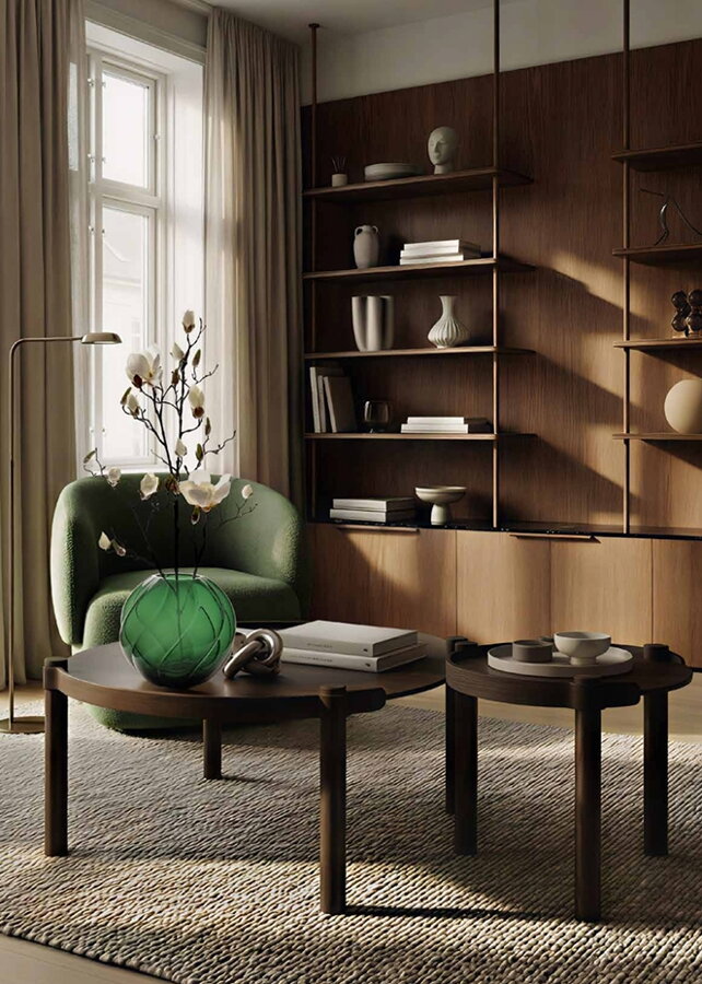 Zelená sklenená okrúhla váza v obývačke na konferenčnom stolíku.