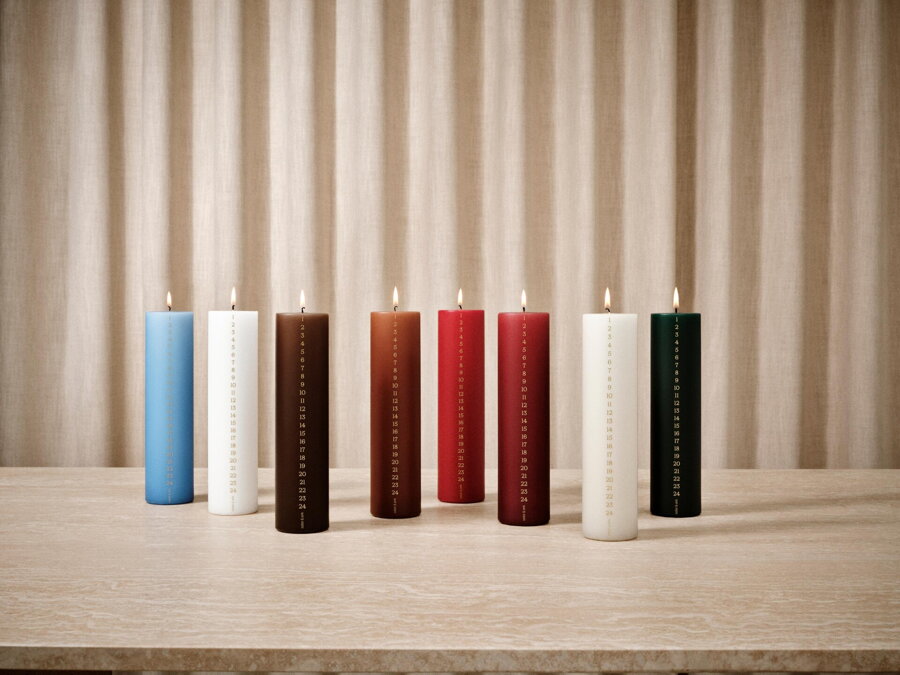 Horiace adventné valcové  sviečky v rôznych farbách vedľa seba.