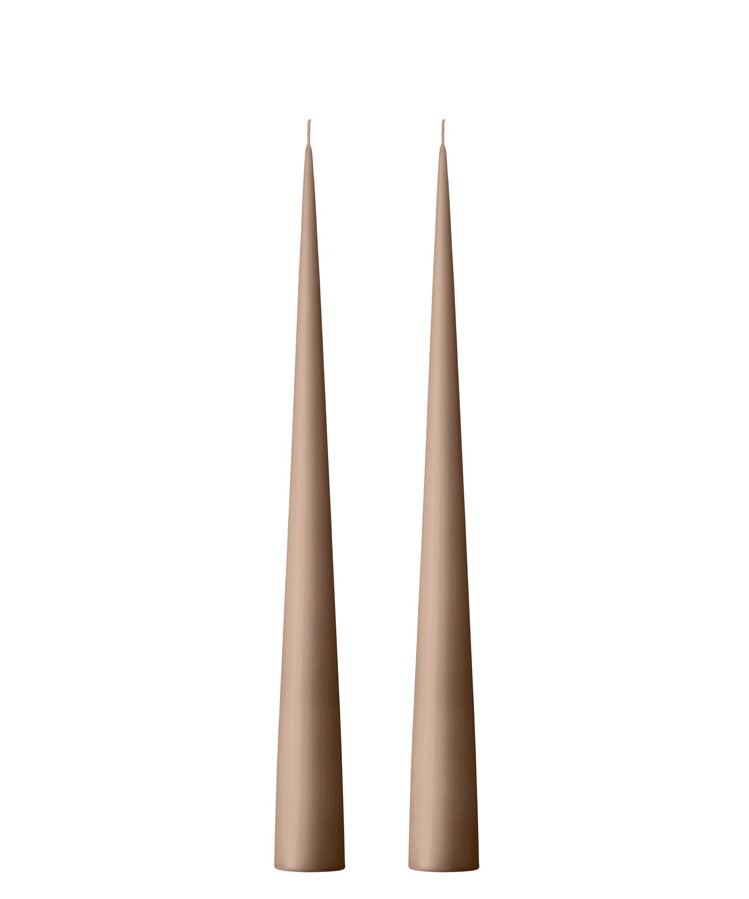 Dve svetlohnedé kónické sviečky zo 100 % parafínu.