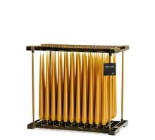 Stojan s luxusnými kónickými sviečkami Taper v matnej jantárovej farbe s dĺžkou 32 cm, zo 100 % parafínu.