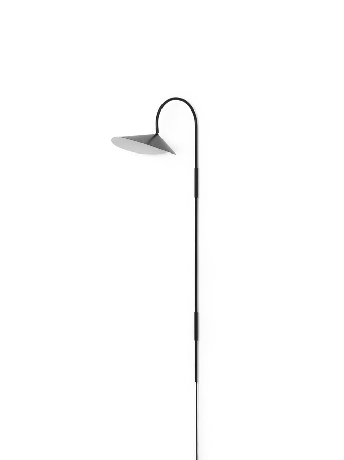 Dizajnová nástenná lampa z čierneho kovu