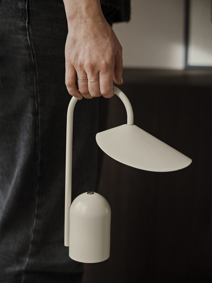 Ruka držiaca kašmírovú prenosnú lampu