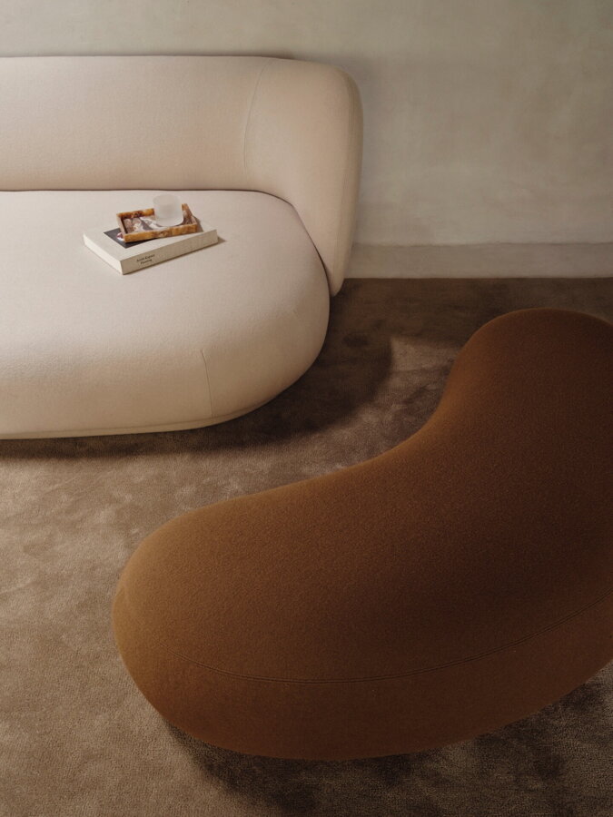 Všestranný otoman pôsobí veľmi elegantne v kontraste s pohovkou Lounger.