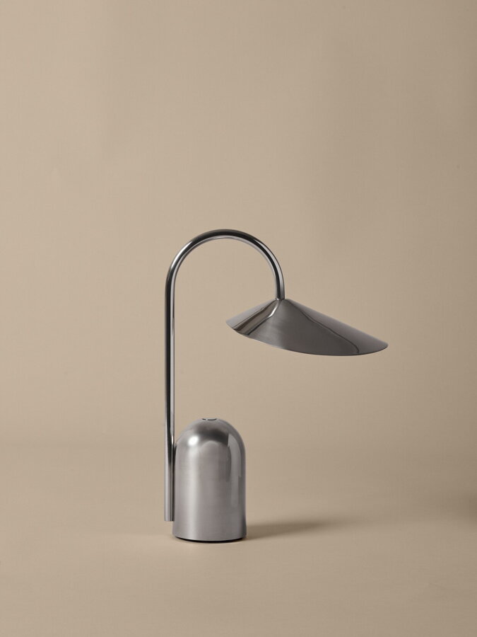 Prenosná lampa Arum z leštenej nehrdzavejúcej ocele.
