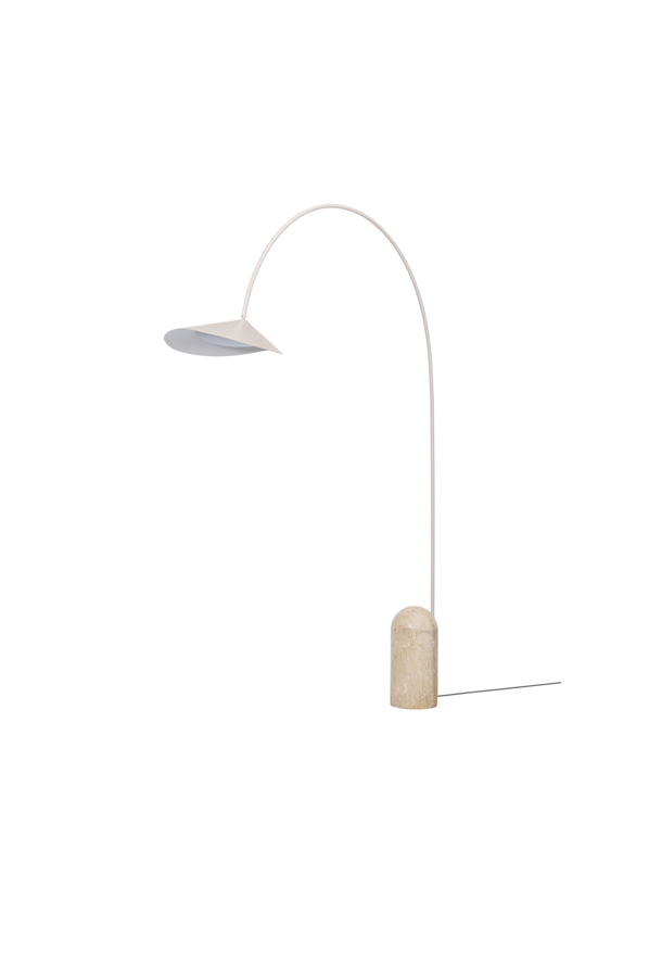 Stojanová lampa Arum Arched s tienidlom a elegantne zakriveným ramenom z práškovaného kovu v kašmírovej farbe na masívnom travertínovom podstavci.