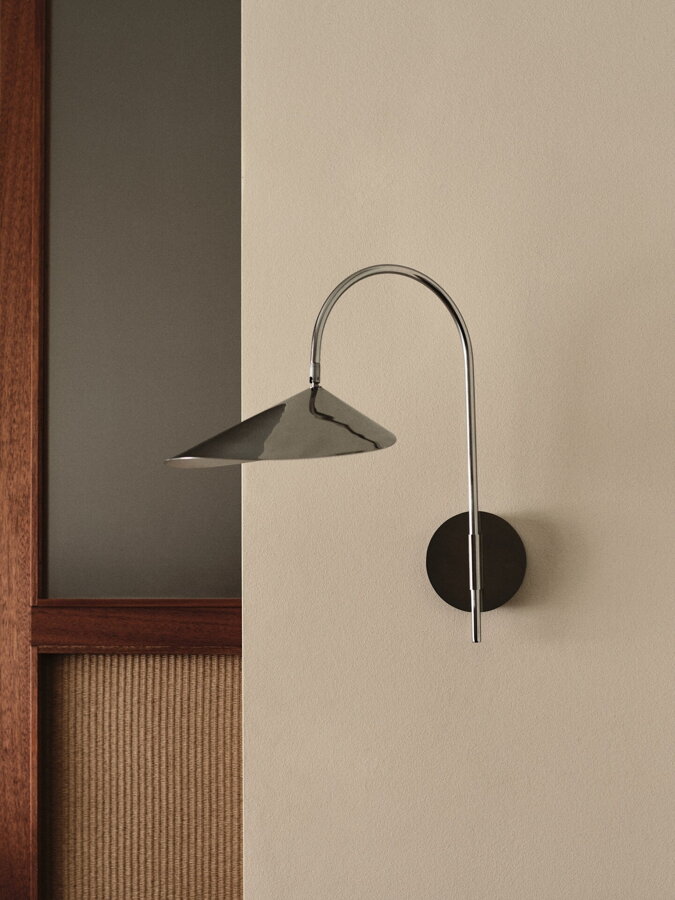Elegantná nástenná lampa Arum s otočným ramenom a tienidlom z leštenej nehrdzavejúcej ocele, s priamym zapojením do steny.