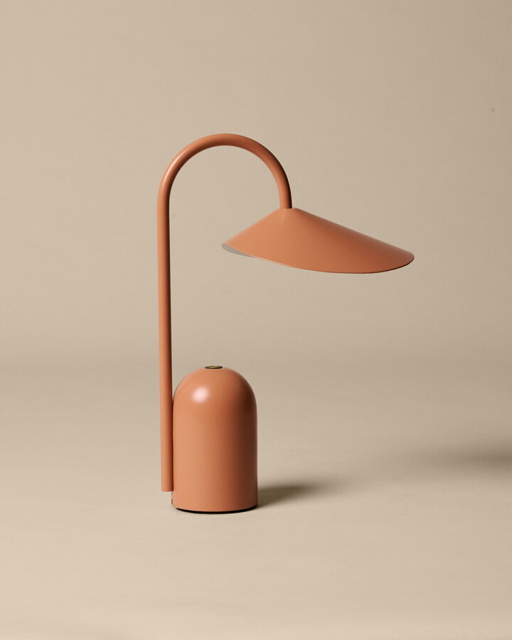 Prenosná lamp.a Arum z práškovaného kovu vo svetlooranžovej farbe s hliníkovým tienidlom