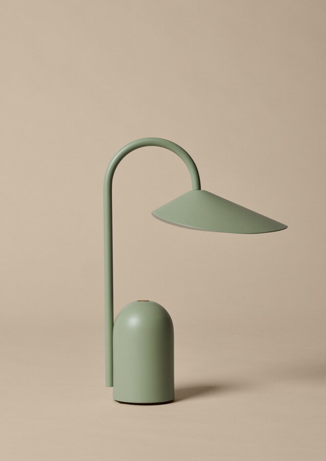 Prenosná lampa Arum z práškovaného kovu v zelenej farbe s hliníkovým tienidlom