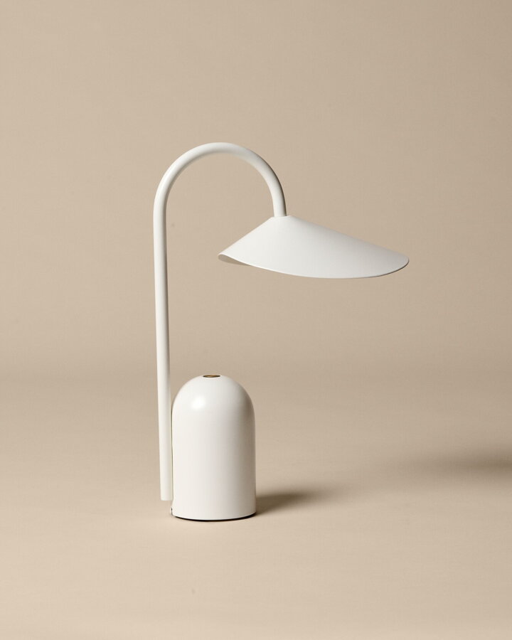 Prenosná lampa Arum z práškovaného kovu v bielej farbe s hliníkovým tienidlom.