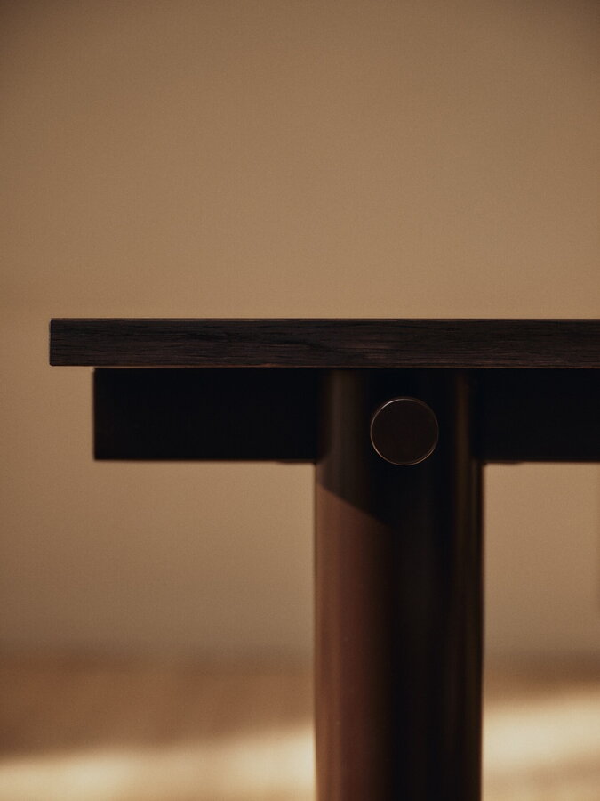 Detail na tmavohnedú dosku a nohy jedálenského stola Atura.