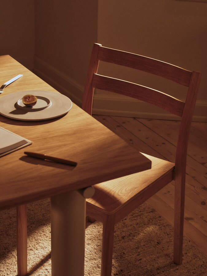 Prestretý jedálenský stôl Atura s rozmermi 160 x 90 cm, s dubovou stolovou doskou s drevotrieskovým jadrom prírodnej farby, a nohami z práškovanej ocele kašmírovej farby.