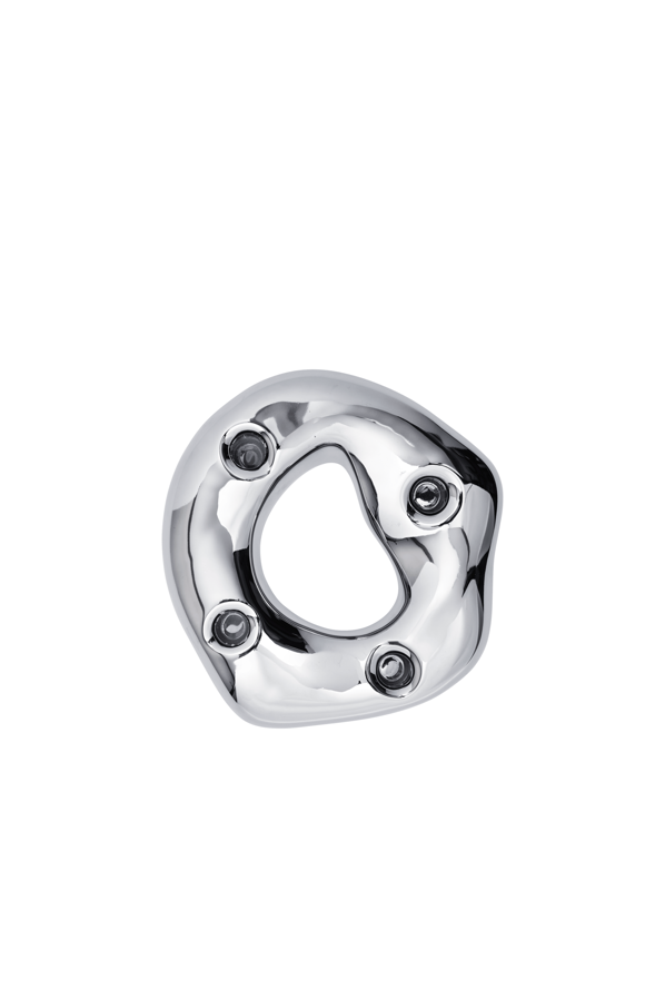 Strieborný svietnik Bellure Ring na štyri sviečky, z galvanizovaného porcelánu s lesklým povrchom.