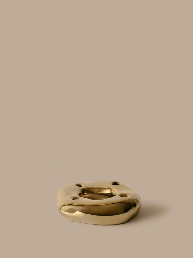 Svietnik Bellure Ring na štyri sviečky, z galvanizovaného porcelánu vo farbe mosadze s lesklým povrchom.