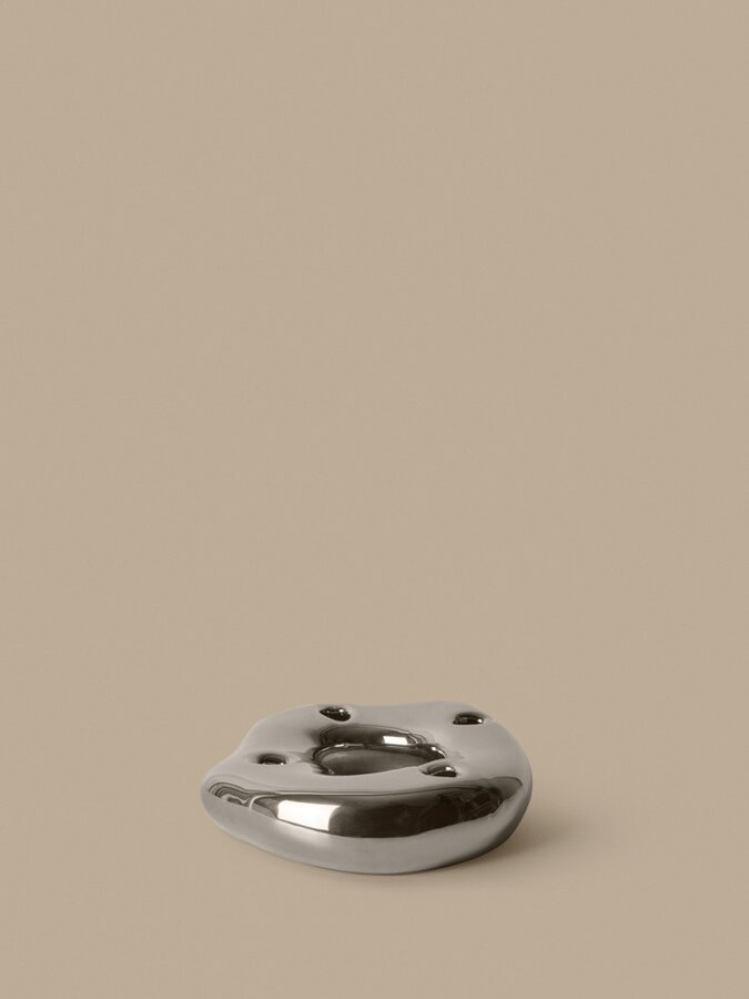 Svietnik Bellure Ring na štyri sviečky, z galvanizovaného porcelánu v striebornej farbe s lesklým povrchom.