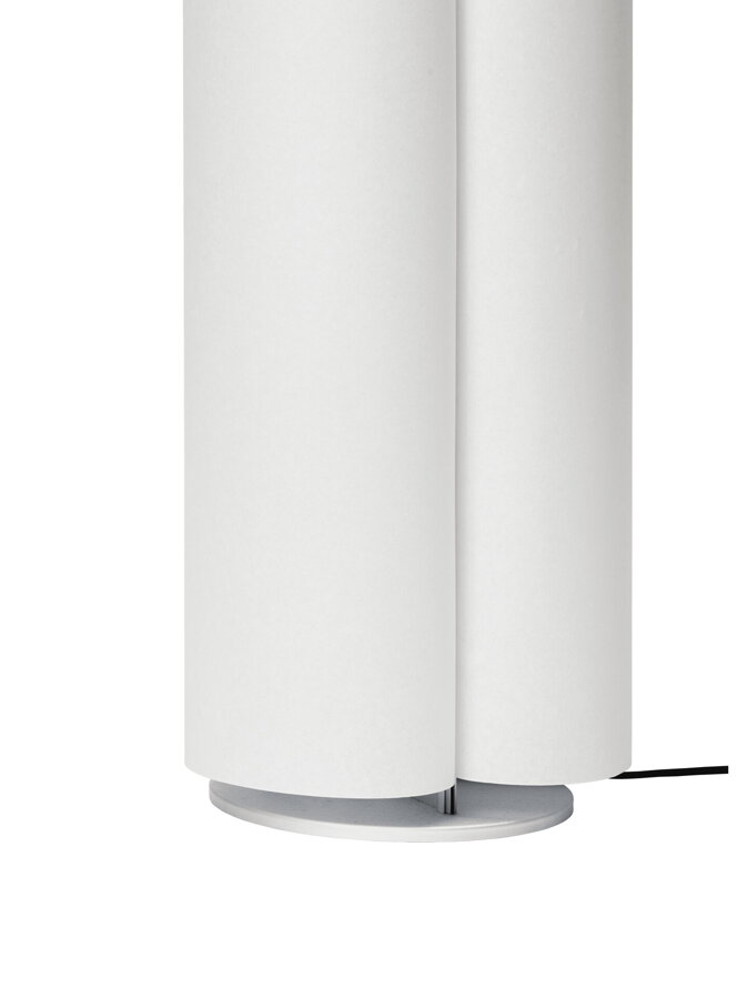 Minimalistická stojanová lampa Boe s tienidlom z washi papiera prírodnej farby.