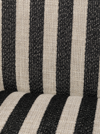 Detail na pruhovanú poťahovú látku čalúneného kresla vo farbe piesková/čierna